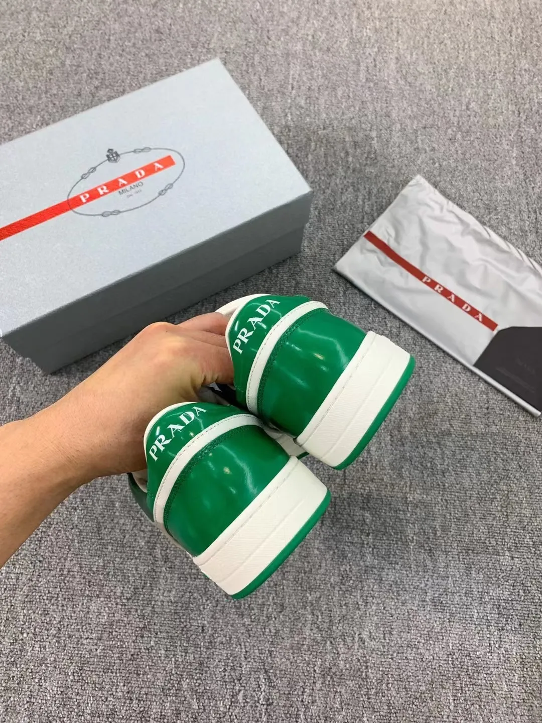 P380 Yuan 38-45 Prada Prada’s new men’s leather sports shoes, the highest version on the market, any comparison is welcome🆚! The original leather has excellent texture and is super high-end! Fetal sheep net lining imported from Italy, removable pad! Luxurious materials and fine workmanship, highly recommended!